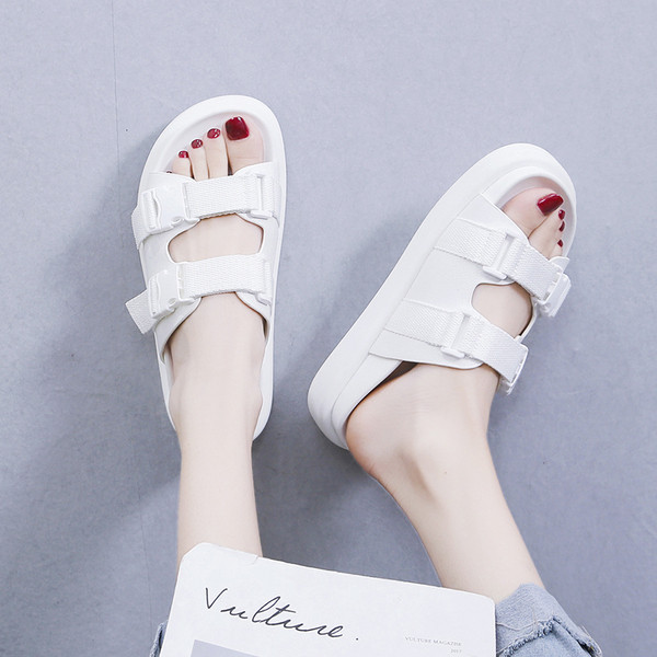 Női alkalmi papucs fekete-fehér színben