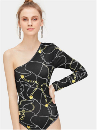 Női test egy ujjal és virágmotívummal