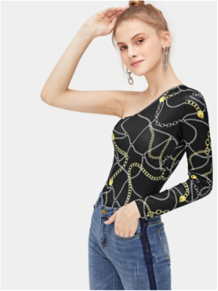 Női test egy ujjal és virágmotívummal