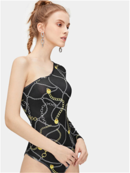 Női test egy ujjal és virágmotívummal