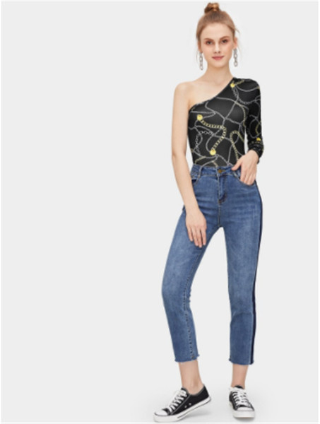 Női test egy ujjal és virágmotívummal