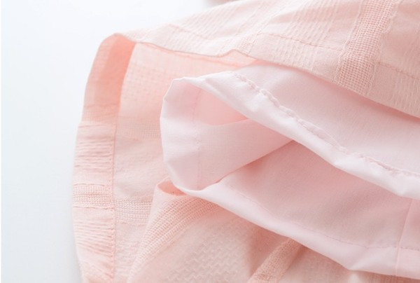 Modern, csupasz vállú gyerekruha lányoknak kék és rózsaszín színben