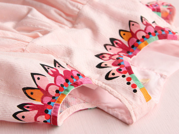 Modern, csupasz vállú gyerekruha lányoknak kék és rózsaszín színben