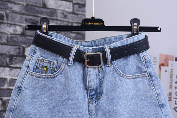 Női farmer rövidnadrág hímzéssel