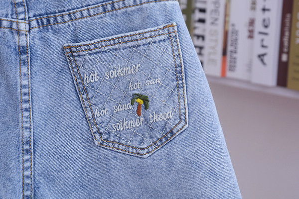 Női farmer rövidnadrág hímzéssel