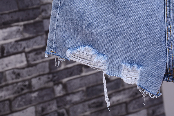 Női farmer rövidnadrág hímzéssel