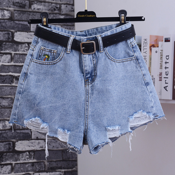 Női farmer rövidnadrág hímzéssel