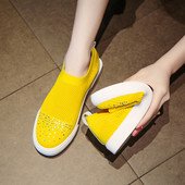 Női sport- és alkalmi cipő fekete, fehér és sárga kövekkel