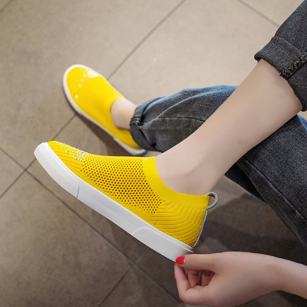 Női sport- és alkalmi cipő fekete, fehér és sárga kövekkel