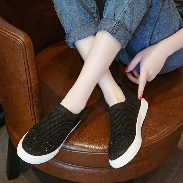 Női sport- és alkalmi cipő fekete, fehér és sárga kövekkel