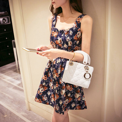 Stílusos női ruha pántokkal