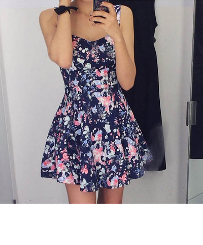 Stílusos női ruha pántokkal