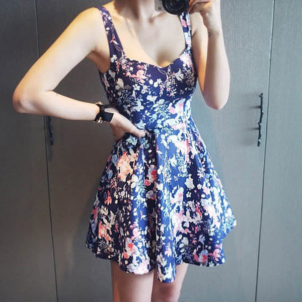 Stílusos női ruha pántokkal