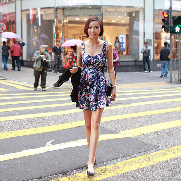 Stílusos női ruha pántokkal