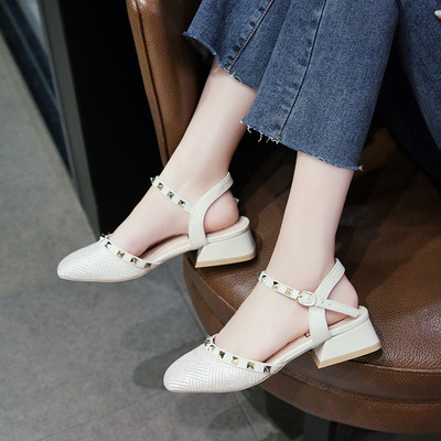 Stílusos női cipő fém elemekkel, két színben