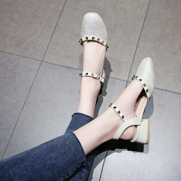 Stílusos női cipő fém elemekkel, két színben
