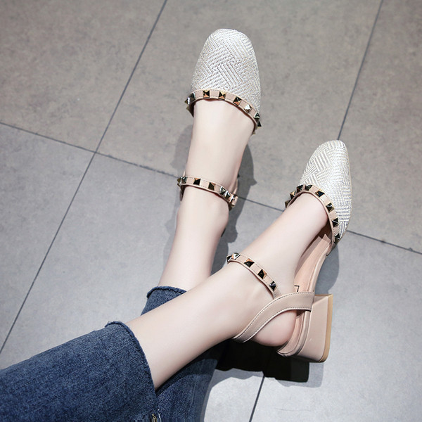 Stílusos női cipő fém elemekkel, két színben