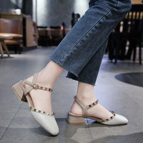 Stílusos női cipő fém elemekkel, két színben