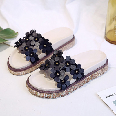 Aktuális női papucs három színben 3D elemmel