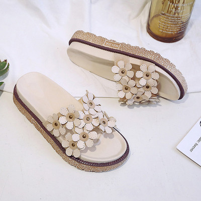 Aktuális női papucs három színben 3D elemmel