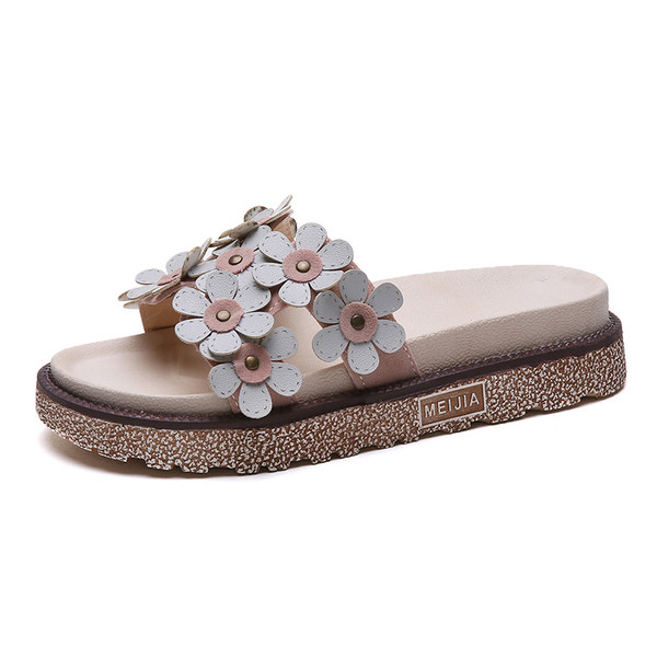 Aktuális női papucs három színben 3D elemmel