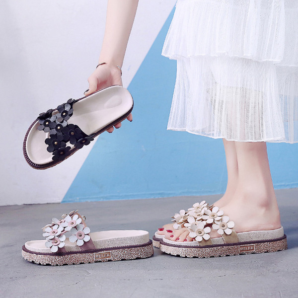 Aktuális női papucs három színben 3D elemmel