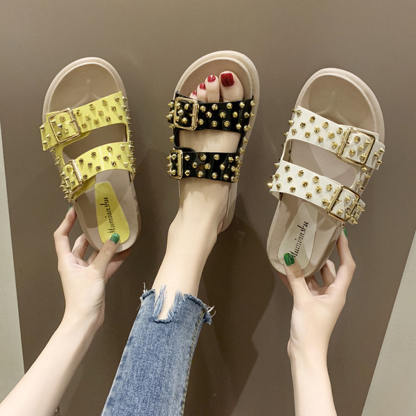 Modern női papucs három színben, fém elemekkel