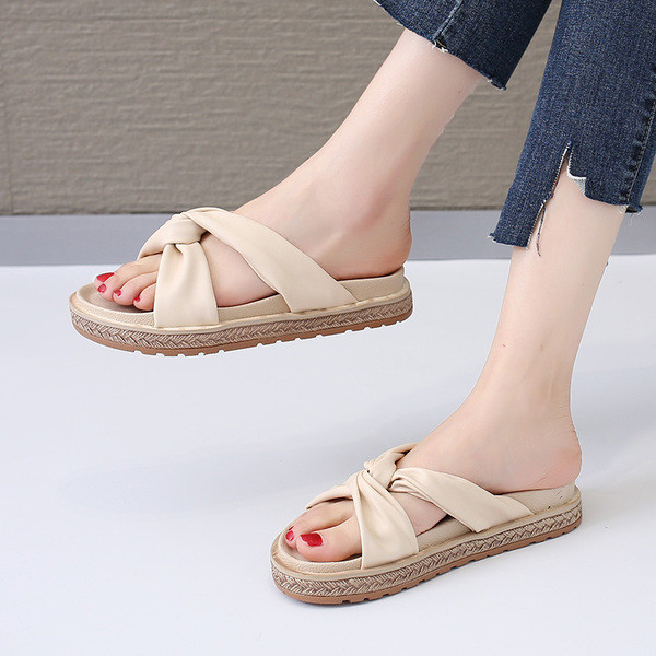 Eko bőrből készült alkalmi női papucs bézs színben