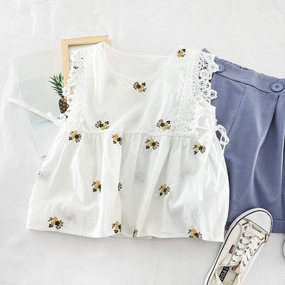 Modern női felső, hímzéssel