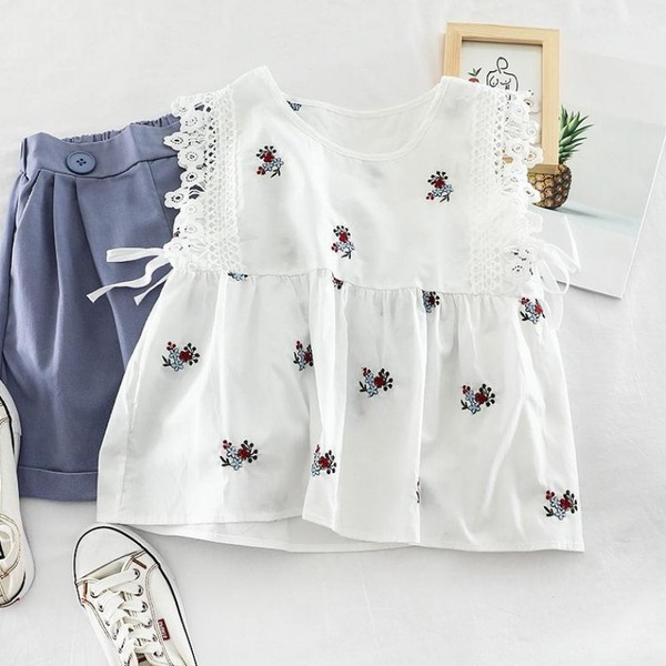 Modern női felső, hímzéssel