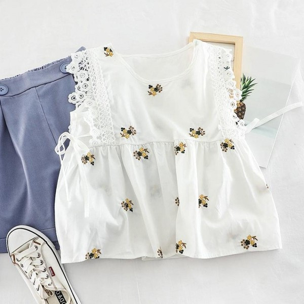 Modern női felső, hímzéssel