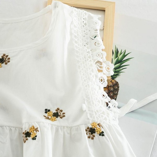 Modern női felső, hímzéssel