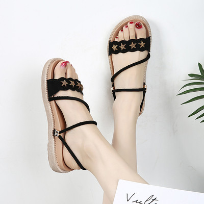 Aktuális női szandál két színben, fém elemekkel