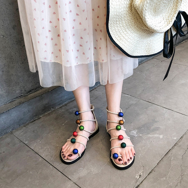 Modern női szandál színes elemekkel fekete és bézs színben