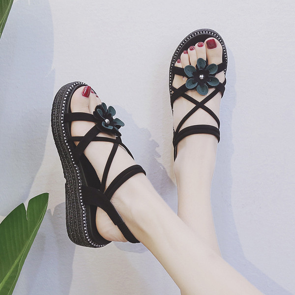 Stílusos női szandál három színben 3D elemmel