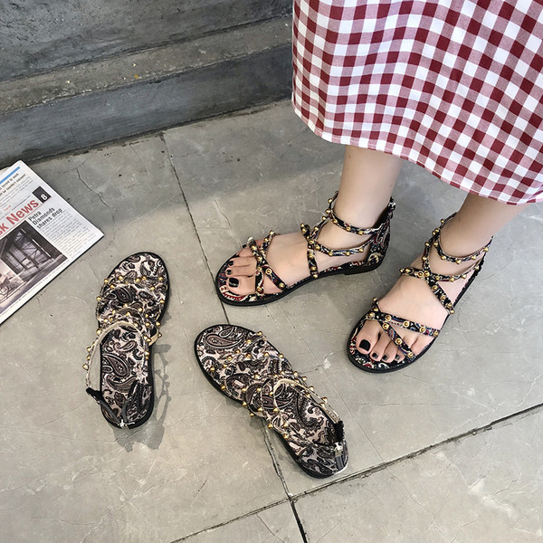 Alkalmi női szandál mintás és fém elemekkel két színben