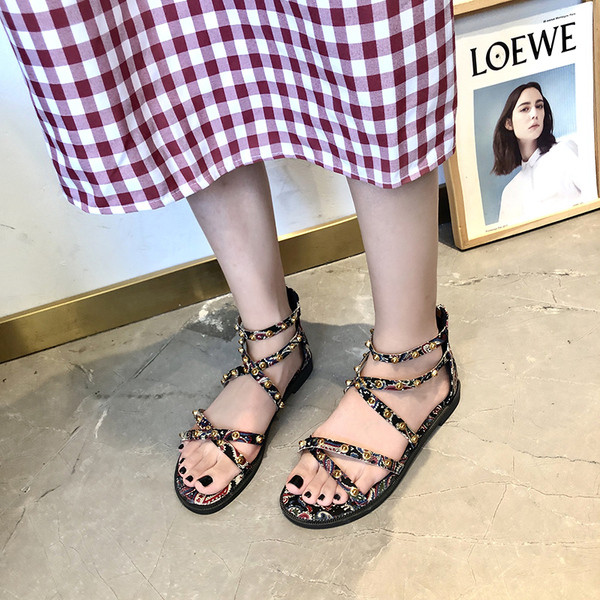 Alkalmi női szandál mintás és fém elemekkel két színben