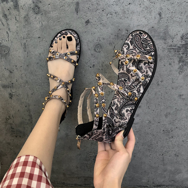 Alkalmi női szandál mintás és fém elemekkel két színben