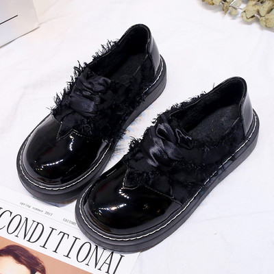 Aktuális női fűzős cipők fekete-fehér színben