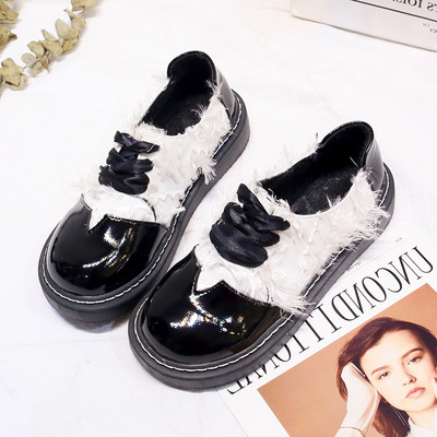 Aktuális női fűzős cipők fekete-fehér színben