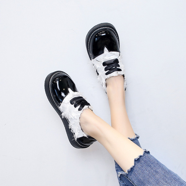 Aktuális női fűzős cipők fekete-fehér színben