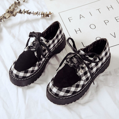 Kockás női cipő fekete és piros fűzővel