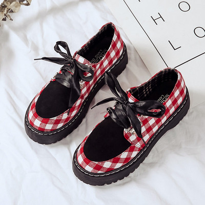 Kockás női cipő fekete és piros fűzővel