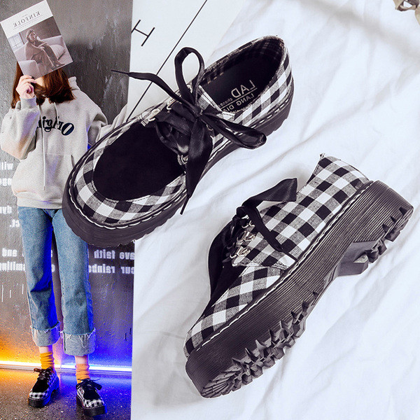 Kockás női cipő fekete és piros fűzővel