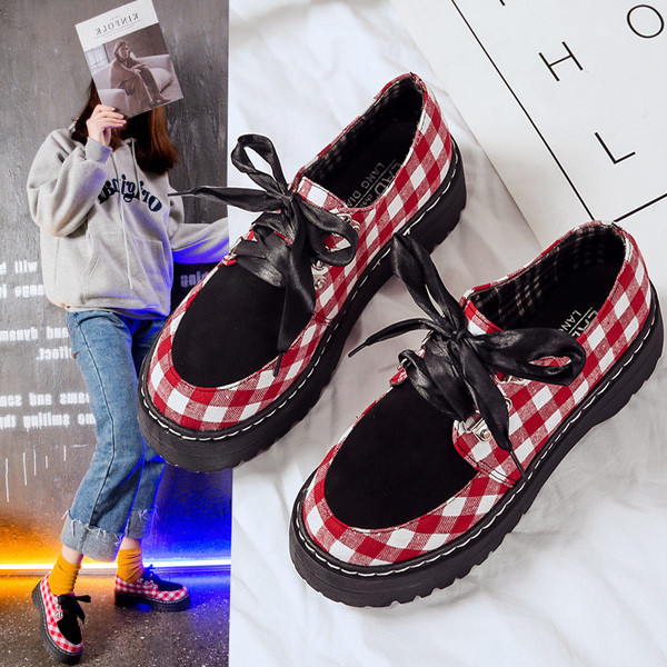 Kockás női cipő fekete és piros fűzővel