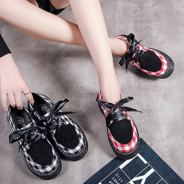 Карирани дамски обувки с връзки в черен и червен цвят
