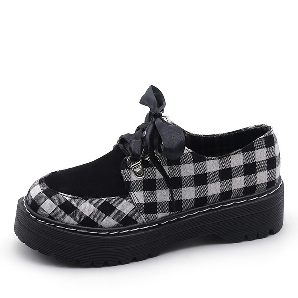 Kockás női cipő fekete és piros fűzővel