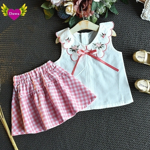 Új modell kétrészes szoknyából és felsőből álló gyerekszett lányoknak