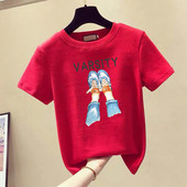 Női póló különböző mintákkal és színekkel