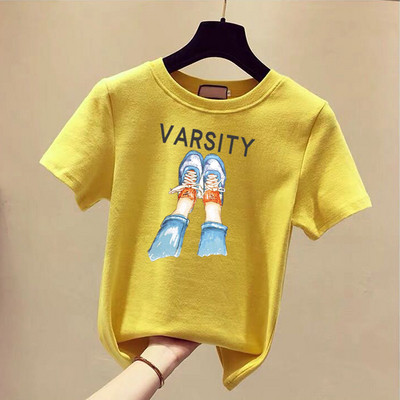 Női póló különböző mintákkal és színekkel